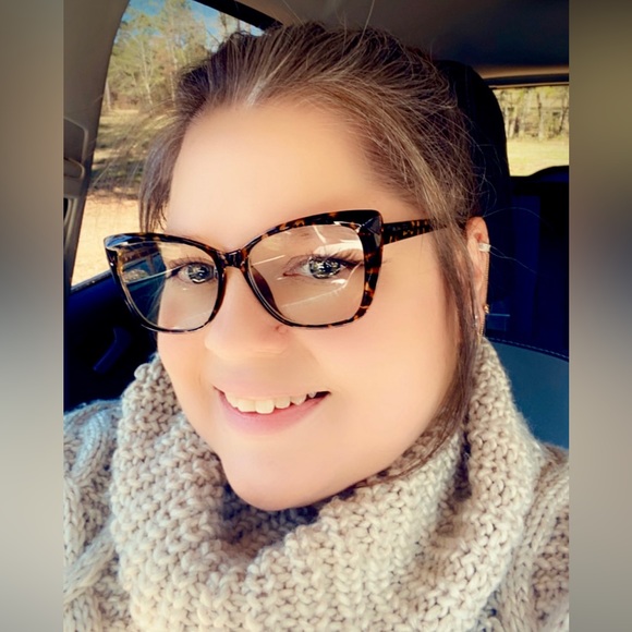 Meet your Posher, Stephanie - Picture 4 of 7